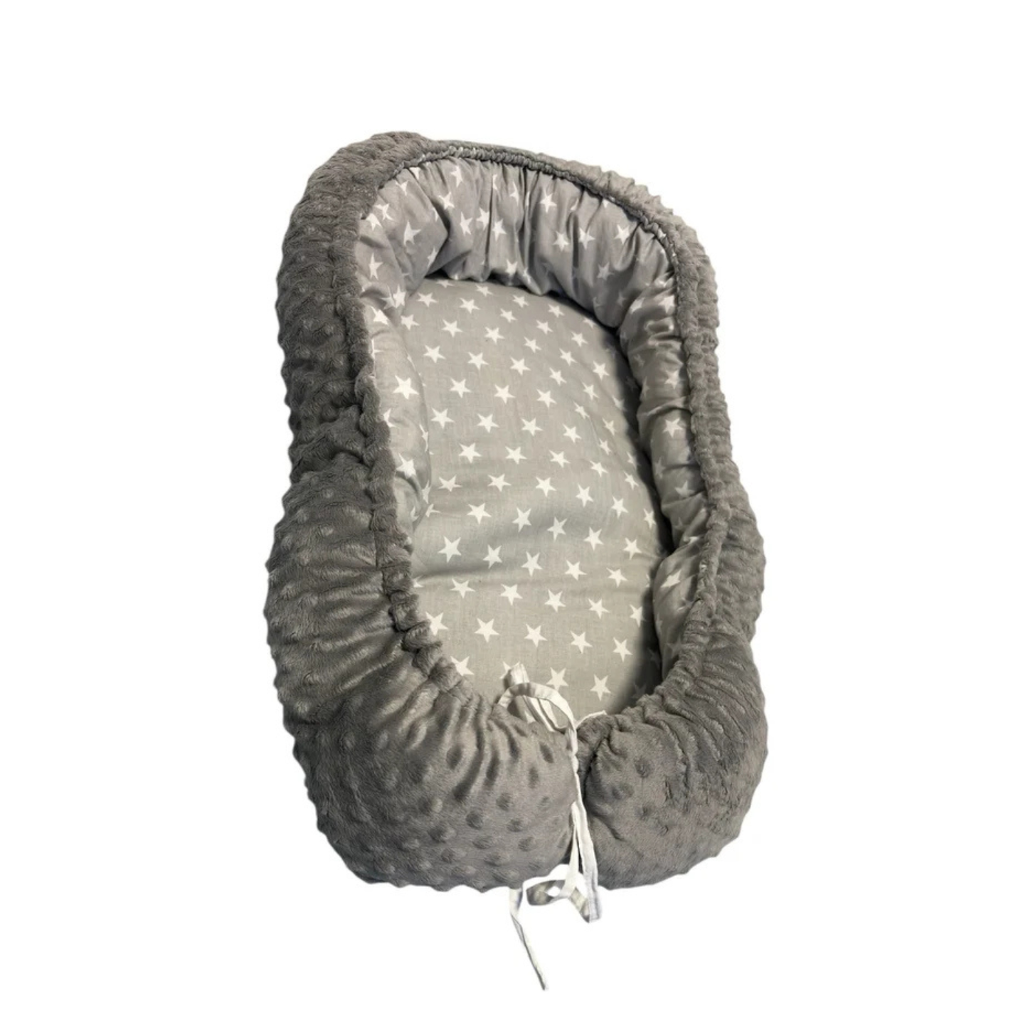 Nido para recién nacido gris con interior de estrellas blancas