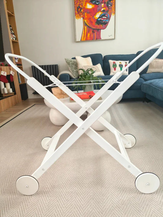 Cuco de mimbre con soporte de madera blanco plegable y ruedas