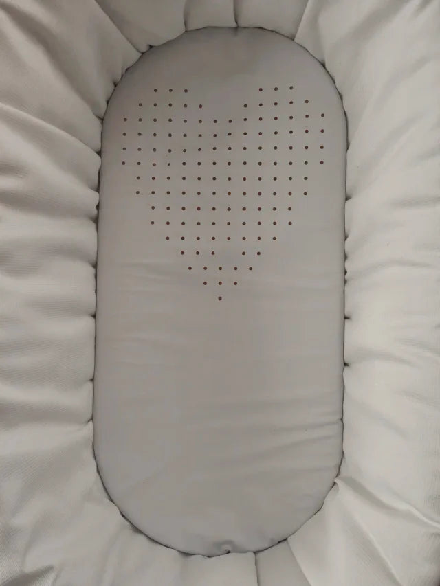 Cuco de mimbre con soporte de madera blanco plegable y ruedas