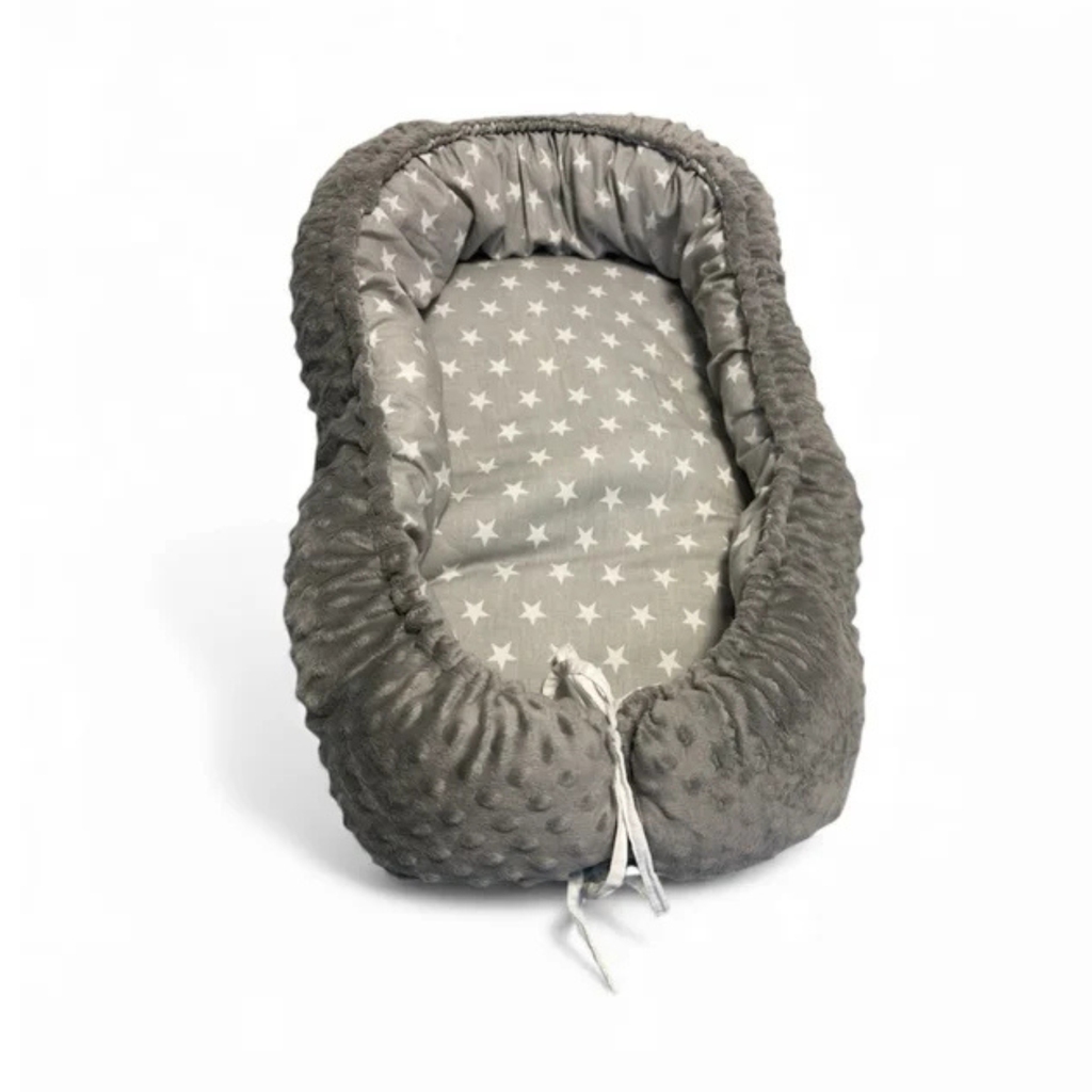 Nido para recién nacido gris con interior de estrellas blancas
