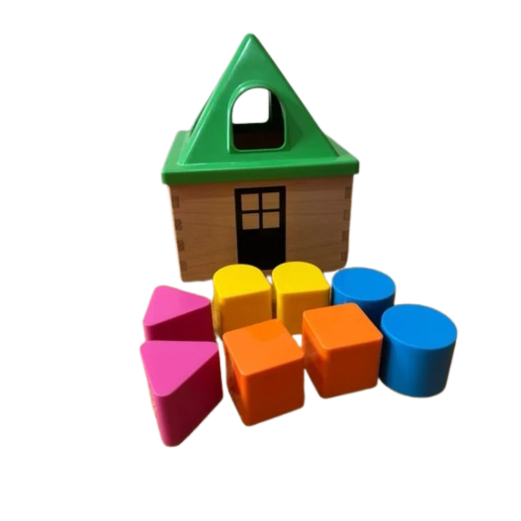 Casa encajable de madera con formas geométricas y piezas de colores