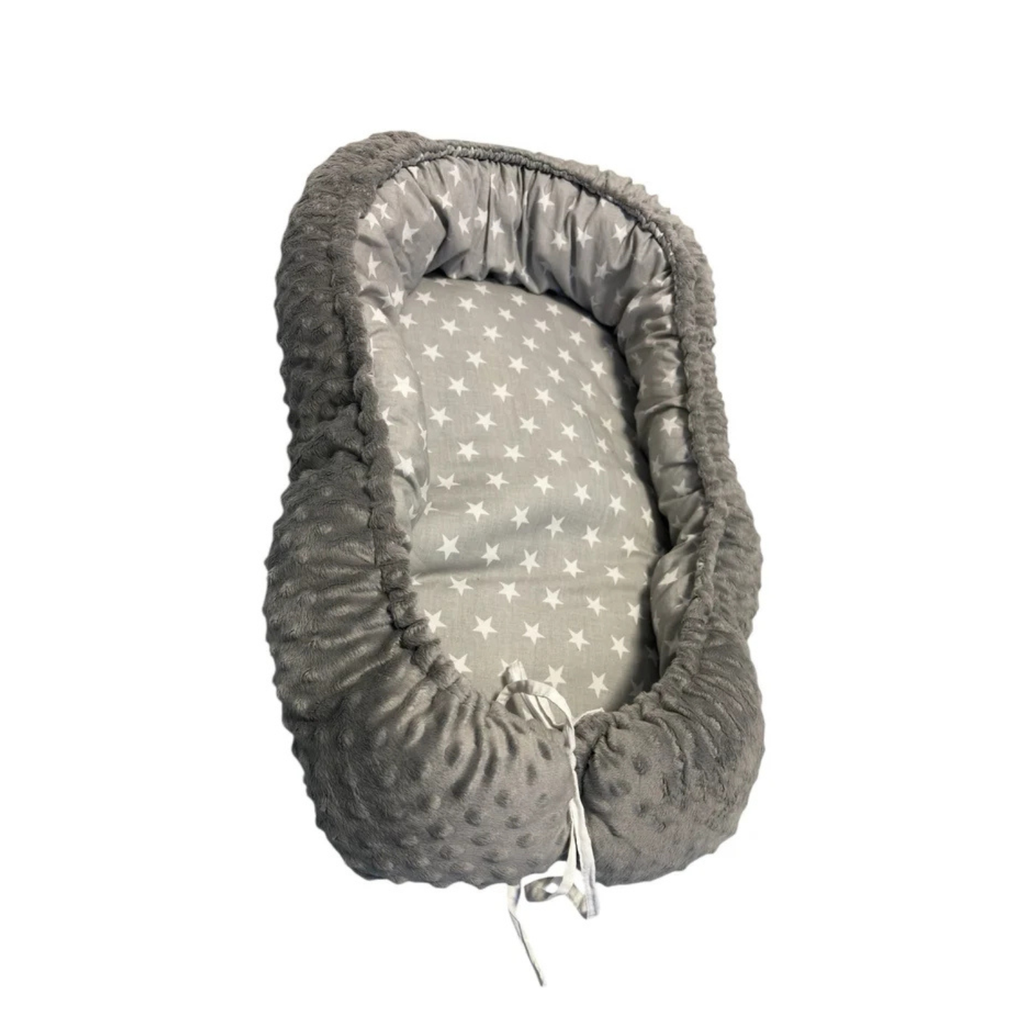 Nido para recién nacido gris con interior de estrellas blancas