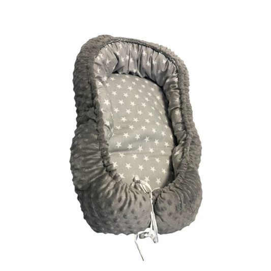 Nido para recién nacido gris con interior de estrellas blancas