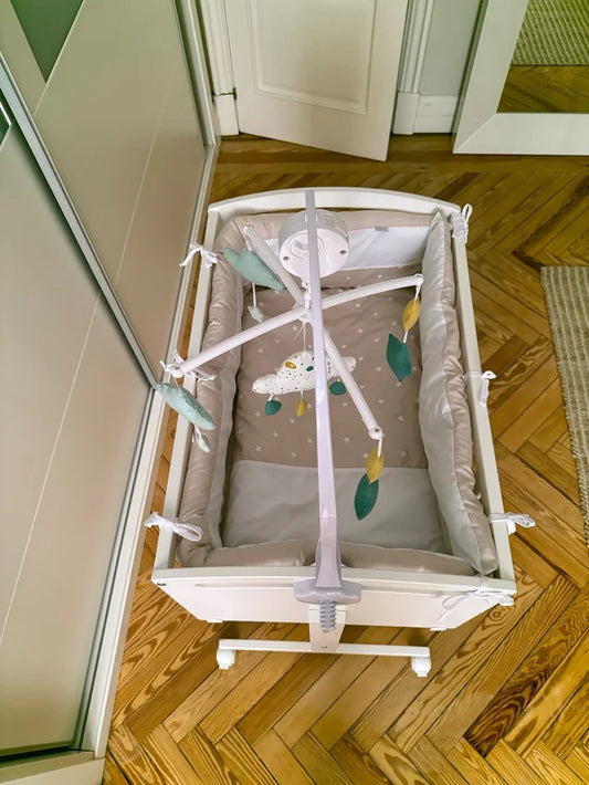 Minicuna de madera blanca con ruedas, lateral de colecho y móvil