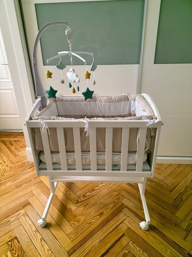 Minicuna de madera blanca con ruedas, lateral de colecho y móvil