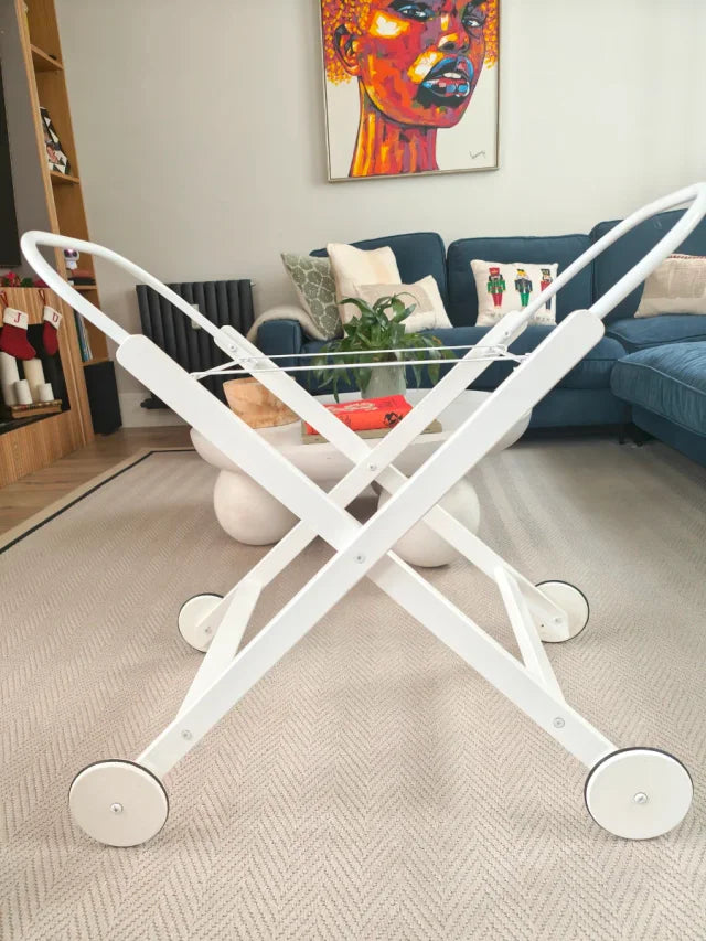 Cuco de mimbre con soporte de madera blanco plegable y ruedas