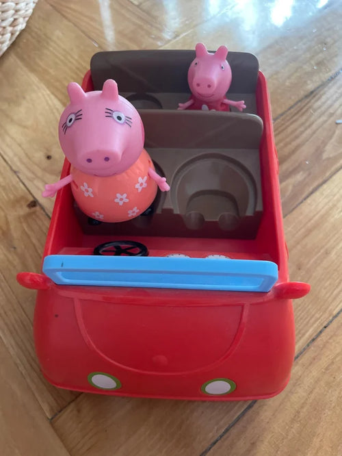 Coche de juguete Peppa Pig color rojo con figuras y accesorios