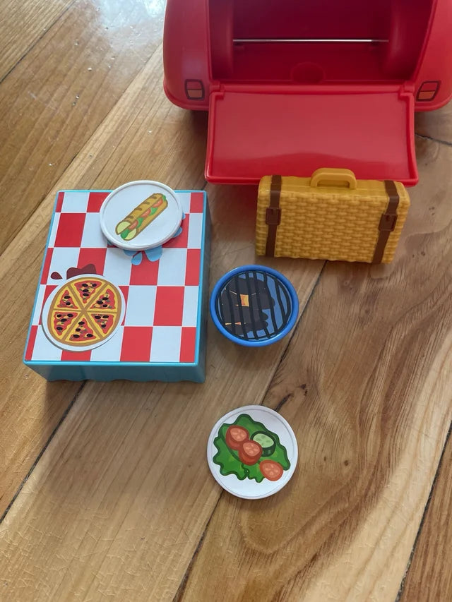 Coche de juguete Peppa Pig color rojo con figuras y accesorios